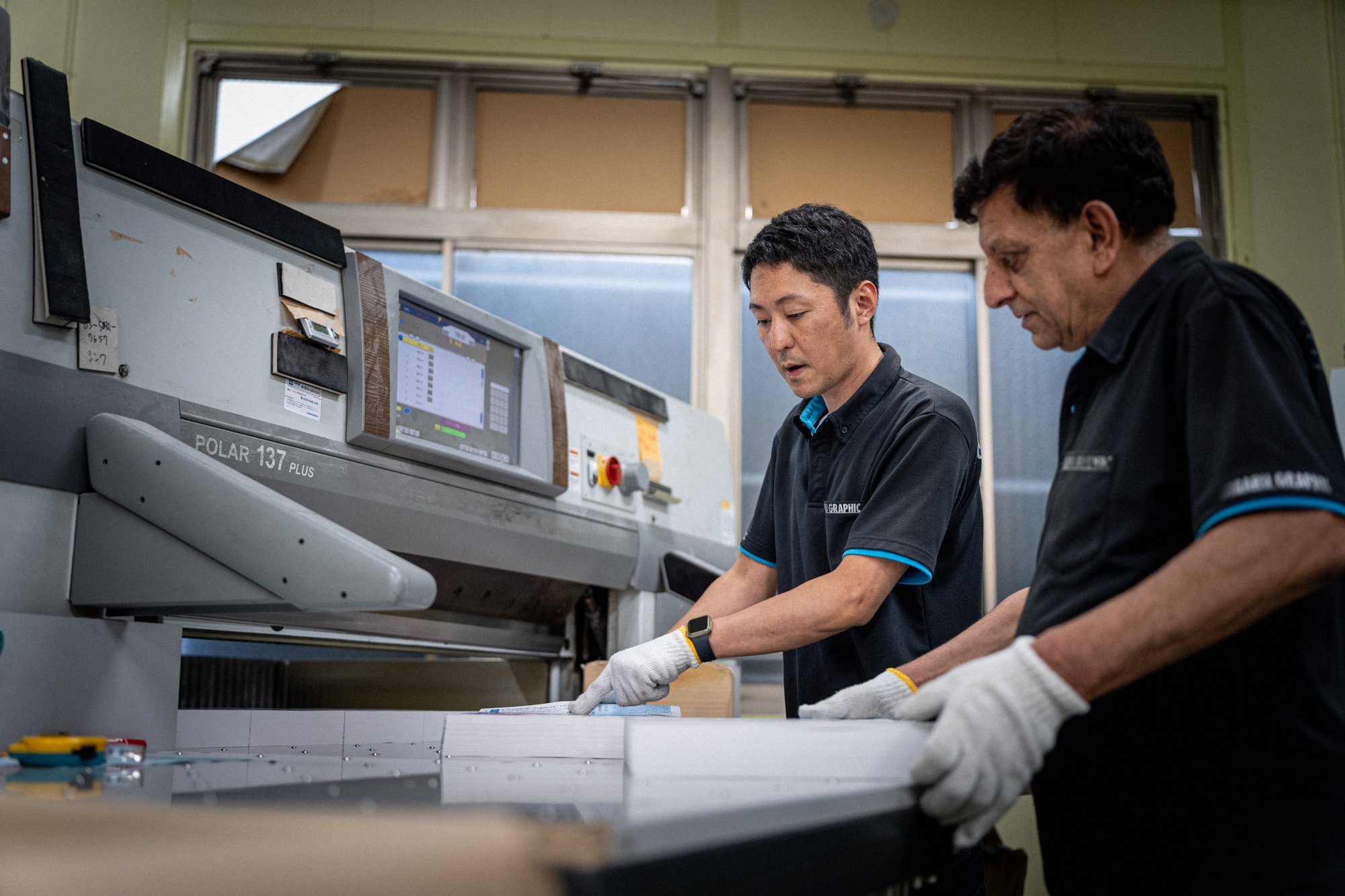 印刷機を動かす人々の画像